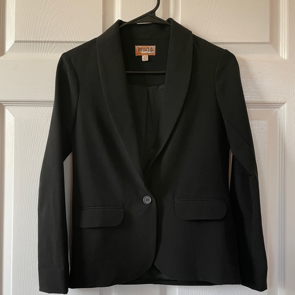 Black lightweight pantsuit blazer